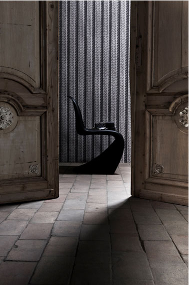 Un papier peint trompe l'oeil imitation tricot couleur gris. Une création très originale et d'une qualité rappelant le fait-main artisanal. Papier peint TRYKO aspect mat et poudré. 