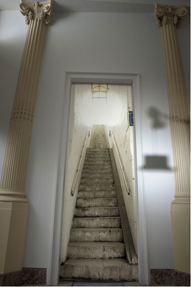 Un trompe l'oeil d'escalier de métro en papier peint qui procure une superbe illusion d'étage supérieur dans votre maison ou appartement et donne de la profondeur à une pièce