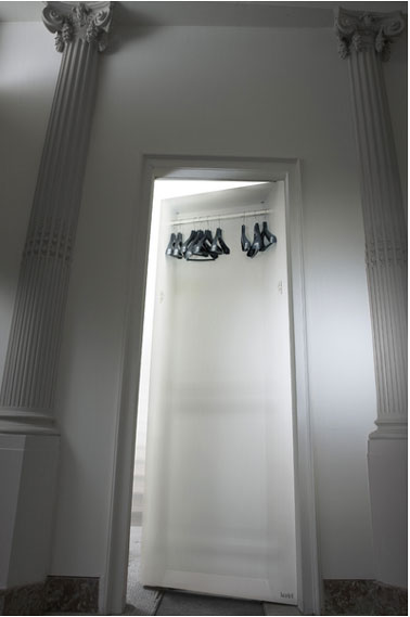 Un trompe l'oeil de porte en velours pour faire d'une porte sans âme un objet déco à l'impact fort.