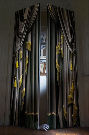 Un trompe l'oeil pour porte hyper réaliste pour créer dans votre salon ou votre chambre un décor de théâtre en gris anthracite