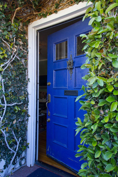 Porte d'entrée peinte en bleu cobalt ou bleu monaco