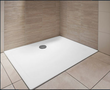 Un receveur de douche italienne en céramique, extraplat et antidérapant à poser ou à encastrer. Existe en 5 dimensions