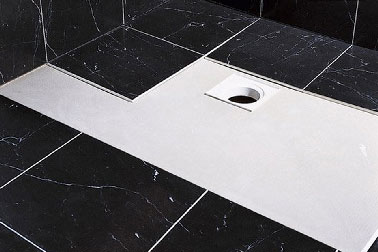 Un receveur prêt à carreler en mousse rigide de polyuréthane renforcée. Peut être découpé. Dim : 120 x 90 cm. (existe dans d'autres dimensions). Receveur douche italienne à carreler Lux Eléments  Prix : 239 € Leroy Merlin.