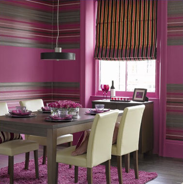 Pour la déco de cette salle à manger contemporaine, le papier peint à rayures rose fushia et gris taupe a été posé à l'horizontale pour une ambiance très graphique