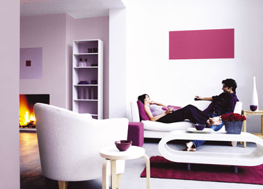 salon couleur blanc et rose meubles design peinture ASTRAL Salon design aux couleurs fraiches. Peinture rose pâle et blanc. Au dessus du canapé de cuir blanc un grand rectangle peint en rose fushia