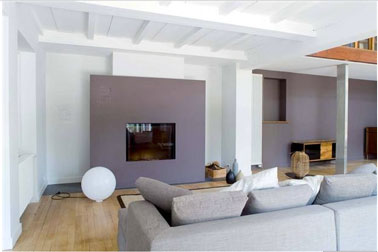 couleur peinture salon gris et blanc Dans ce salon gris et design, la cheminée encadrée d'un panneau reprenant le gris soutenu du mur du fond, fait face à un canapé d'un gris pastel. Le blanc des coussins et de la lampe boule complète cette harmonie de tons neutres