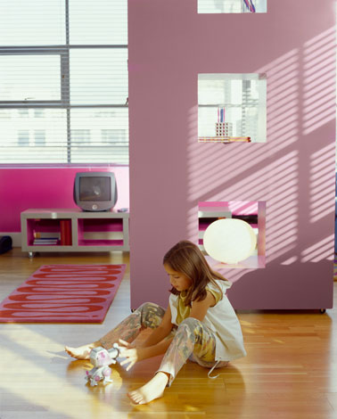 salon couleur rose et gris gamme peinture expression ASTRAL Du rose pour une ambiance glamour dans le salon, un cocon apaisant, empreinte de légèreté et d’infinie douceur, une association de rose et gris