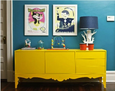 Relooker un salon facilement en peignant un meuble ancien dans une couleur flashy
