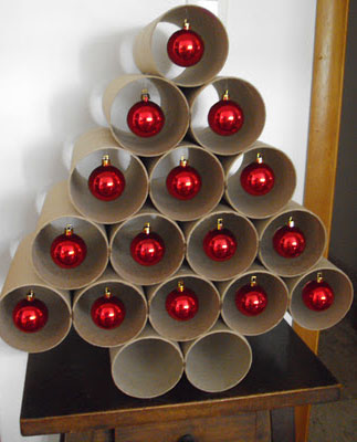 Un sapin de Noël facile à faire soi-même avec des rouleaux de papier et quelques boules rouges