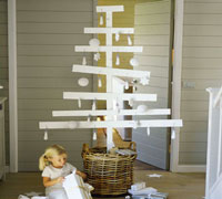 Pour un Noël original et le plaisir de faire soi-même sa déco, des idées de sapin de Noël en bois ou carton, guirlandes, boules de papier et bougeoirs originaux.