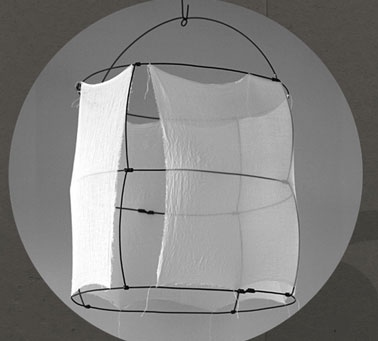 Suspension-en-voile-de-coton-Koushi Suspension légère et aérienne en voile de coton et fil de métal réalisée à la main