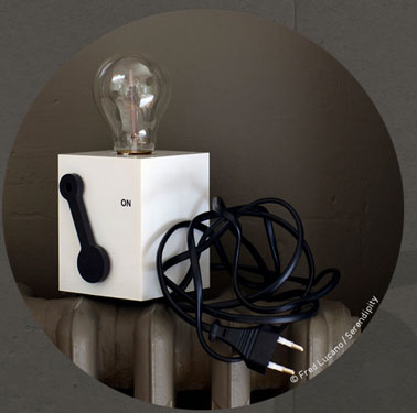 Petite lampe cubique ON-OFF disponible en noir et blanc
