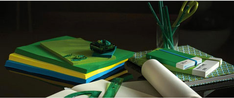 Le bureau est l'endroit idéal pour mettre utiliser la couleur vert émeraude en 2013 : papier, règle, taille crayon se déclinent en emeraude dans les nouvelles collections