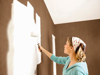 Pour opacifier le support avant de peindre un plafond ou un mur, cette sous-couche permet de recouvrir une couleur foncée d'une peinture blanche ou de teinte claire.
