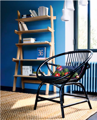 salon moderne avec murs peint en bleu vif, étagère Elan de fly en bois couleur naturel