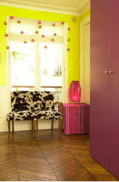 Pour booster la décoration du salon, peinture murs jaune vif, portes de placard rouge