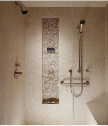 Niche de rangement en galet dans la douche italienne