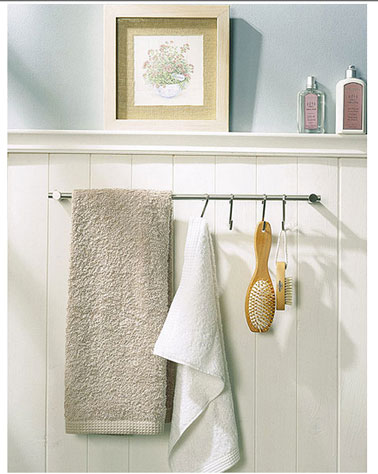 barre alu et crochets pour rangement serviettes toilette Une astuce rangement pour la salle de bain aussi simple qu'efficace : Une barre alu ou inox, des crochets S pour suspendre serviette brosses et autres accessoires de bain