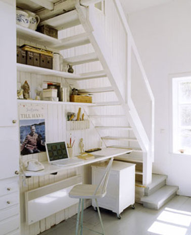Un coin bureau installé sous l'escalier, une solution gain de place