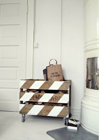 Pour stocker le bois de la cheminée, caisson en bois fabriqué avec des palettes et monter sur grosses roulettes