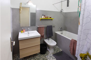 carrelage salle de bain repeint avec Masqu'carrelage Peinture carrelage, Masqu'carrelage pour carrelage mural, bas baignoire salle de bain. couleur gris urbain