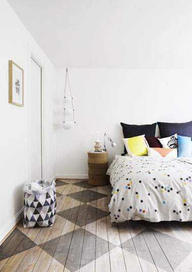 chambre parquet peint grand damier gris brun Parquet chambre adulte rénové avec peinture réalisé en motifs de grands carreaux en damier de couleur gris brun. la veine du parquet est laissée apparente pour une ambiance plus subtile