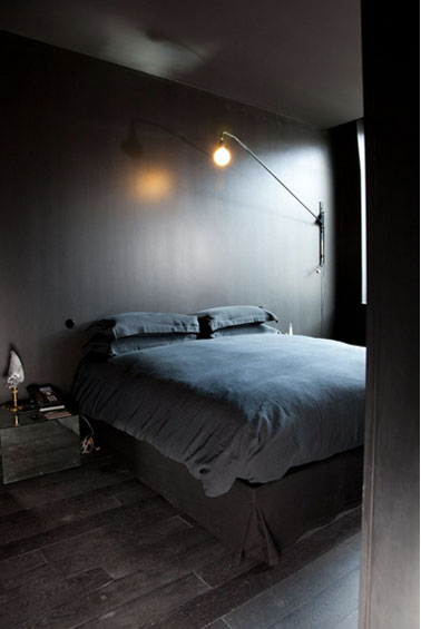 Décoration chambre adulte. Harmonie de gris anthracite et de bleu nuit. Table de nuit et luminaire noir