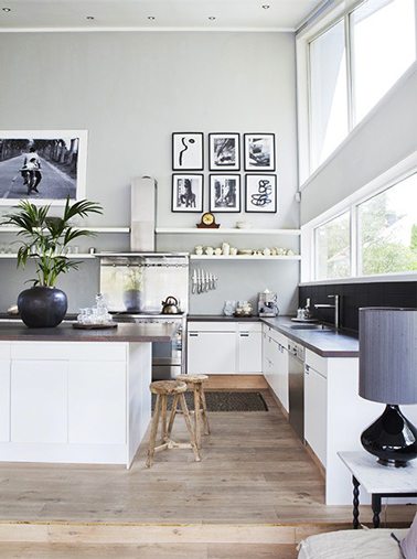 grande cuisine grise et blanche ouverte sur salon avec parquet chêne clair