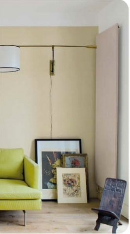 couleur-salon-canape-vert-d-eau-peinture-beige-gris-Tollens Ambiance naturelle dans un salon avec un canapé couleur vert d'eau en harmonie avec une peinture murale couleur Tatami pour les murs et couleur Incognito de chez Tollens pour le radiateur