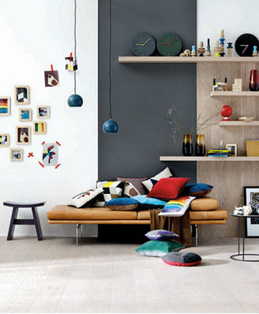 Pour marier les couleurs dans le salon, peinture mur blanc, panneau gris anthracite, canapé
