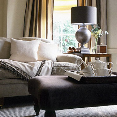couleur taupe dans salon. Peinture et canapé couleur lin, rideaux couleur taupe, moquette et lampe pied et abat-jour gris