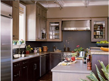dans une cuisine grise, les meubles de cuisine et la crédence sont recouverts d'une peinture gris soutenu issue du nuancier peinture Farrow & ball