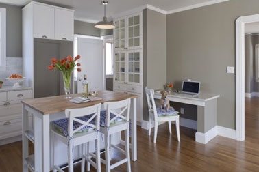 Peinture cuisine gris. Meubles de cuisine en bois peints en blanc laqué, placard et murs peinture gris taupe, parquet bois blond 