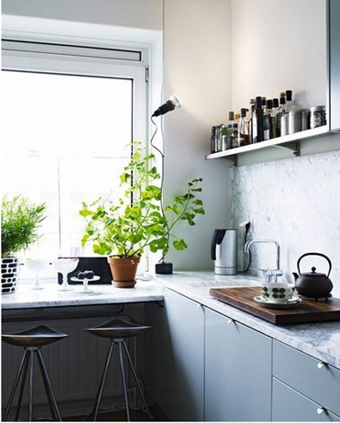 petite cuisine en L meubles mélaminé gris bleu et plan de travail stratifié imitation marbre gris blanc