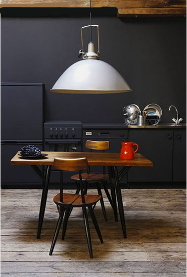 Décoration d'une cuisine moderne autour du noir. meubles bas et électroménager finition noir mat. Au sol, parquet chene lames larges, table et chaises bois piètements acier noir laqué