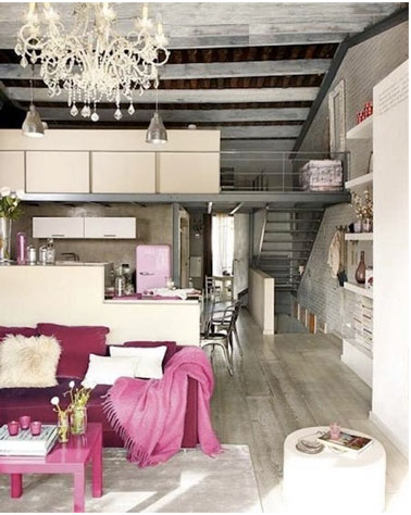 Cuisine ouverte sur salon. Harmonie de gris, blanc, rose et fushia