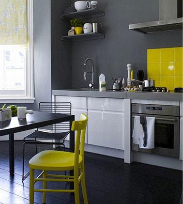 Chic la cuisine gris anthracite avec un carrelage de crédence jaune !