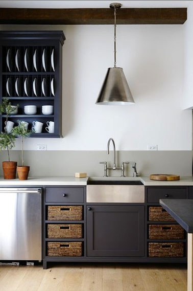 Cuisine maison de campagne, meubles peints en gris anthracite, paniers de rangement en osier doré dans meubles, vaisselier suspendu gris anthracite, suspension inox brossé
