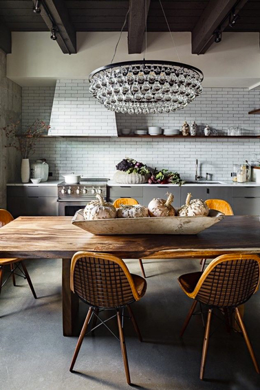 Ambiance maison de campagne pour la déco d'une cuisine ou la couleur grise est mise en valeur par la grande table de ferme en bois