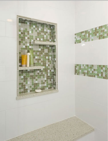 Douche italienne avec rangement dans niche en carrelage Encastrée dans un mur de la douche à l'italienne une niche carrelée de mosaïque se fait source de rangement et élément de déco.