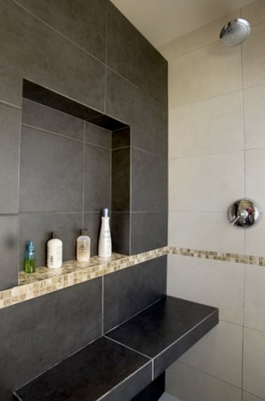 etagere murale dans carrelage d'une douche italienne