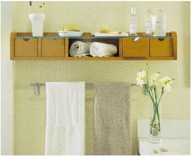 Un petit meuble casiers horizontal bien pratique placé au dessus du porte serviette dans la salle de bain 