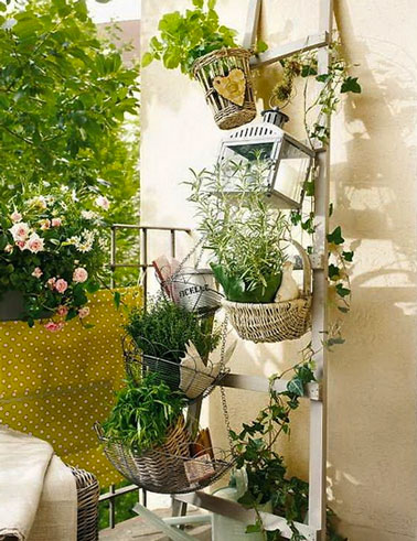 aménager un jardin de fleurs et plantes sur un petit balcon avec jardinière sur rambarde et échelle bois pour accrocher les pots et jardinières sur mur 