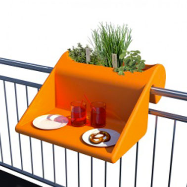 Une bonne idée pour aménager un petit coin de jardin sur un petit balcon en ville : Une jardinière pour rambarde balcon double fonction avec tablette plateau repas
