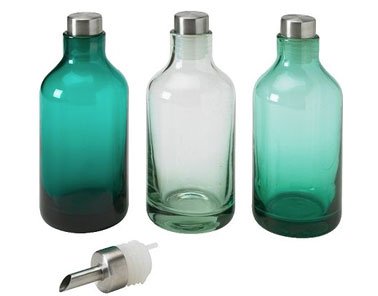 A placer sur les étagères de la cuisine un lot de 3 bouteilles couleur assorties vert émeraude. dimensions :  hauteur 15 cm