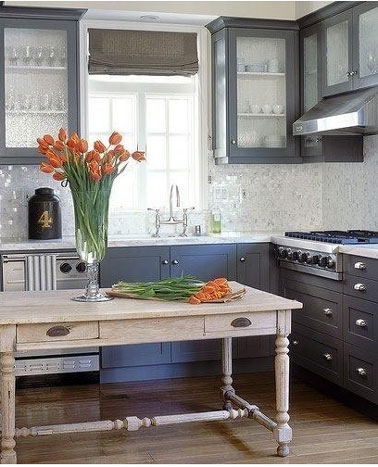 Cuisine gris taupe. Meubles de cuisine peinture gris moyen, crédence en carrelage fond blanc motifs gris pale, store enrouleur gris taupe