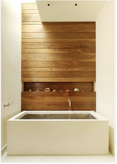 mur baignoire en bois exotique avec niche rangement