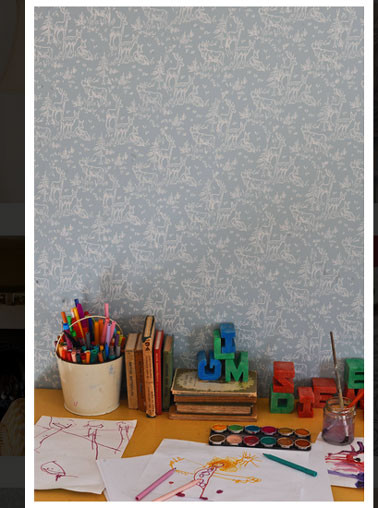 mur chambre peint avec rouleau peinture à motifs Pour reproduire l'effet papier peint sur les murs d'une chambre avec le rouleau peinture à motifs, couleur mur bleu, couleur des motifs blanc