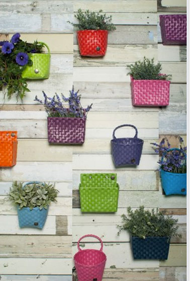 petit jardin fleuri aménagé sur mur balcon réalisé avec des paniers de couleurs