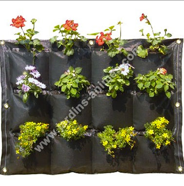 Idee amenagement jardin sur balcon avec un mur végétal en toile composé de 12 compartiments pour culture fleurs et plantes aromatiques